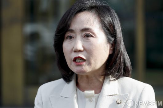 [서울=뉴스핌] 정일구 기자 = 청구인 중 한 명인 전주혜 국민의힘 의원이 23일 오후 서울 종로구 헌법재판소에서 열린 검수완박(검찰 수사권 완전 박탈) 입법에 대한 권한쟁의심판 선고를 마친 뒤 입장을 밝히고 있다 2023.03.23 mironj19@newspim.com