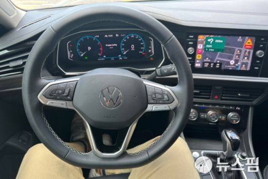 폭스바겐 제타의 운전석 사진. 애플 카플레이로 무선 연결이 가능하다. [사진= 정승원 기자]
