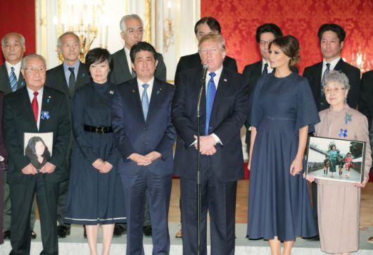도널드 트럼프 미국 대통령(앞줄 왼쪽에서 네번째)이 2017년 11월 6일 일본을 방문해, 납치피해자 가족모임과 면담 후 소감을 말하고 있다. [사진=지지통신 뉴스핌]