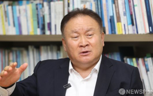 [서울=뉴스핌] 김민지 기자 = 이상민 더불어민주당 의원이 8일 서울 여의도 국회 의원회관 의원실에서 뉴스핌과 인터뷰를 하고 있다. 2022.07.08 kimkim@newspim.com