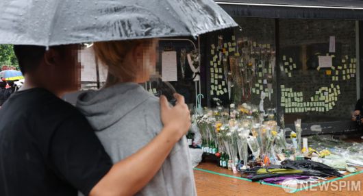 [서울=뉴스핌] 이형석 기자 = 지난 21일 서울 관악구 신림역 인근에서 조모(33)씨가 흉기를 휘둘러 1명을 살해하고 3명을 다치게 하는 사건이 발생했다. 경찰은 22일 살인·살인미수 혐의로 구속영장을 신청했다. 23일 신림역 인근에 마련된 추모공간에서 시민들이 고인을 애도하고 있다. 2023.07.23 leehs@newspim.com