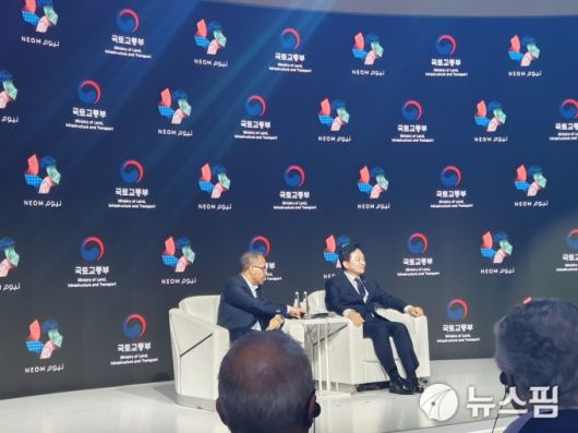 [서울=뉴스핌] 최현민 기자 = 25일 서울 중구 동대문디자인플라자(DDP)에서 열린 '미디어 컨퍼런스'에서 원희룡 국토교통부 장관(오른쪽)과 나드미 알 나스르 네옴 최고경영자(CEO)가 질문에 답하고 있다.2023.07.25 min72@newspim.com