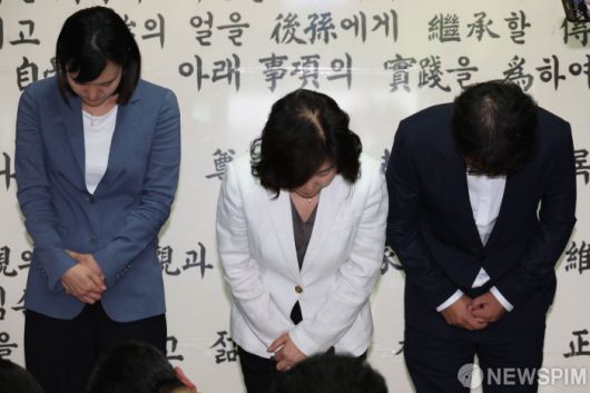 [서울=뉴스핌] 이형석 기자 = 노인 비하 발언 논란에 휩싸인 김은경 더불어민주당 혁신위원장이 3일 서울 용산구 대한노인회 중앙회를 방문해 김호일 대한노인회장과 면담을 마친 뒤 취재진 앞에서 허리숙여 사과하고 있다. 2023.08.03 leehs@newspim.com