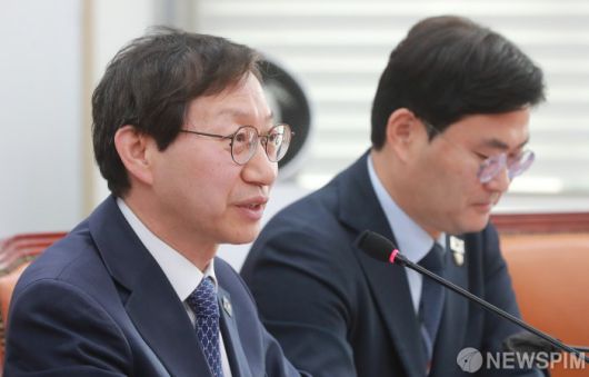 [서울=뉴스핌] 이형석 기자 = 김성주 더불어민주당 정책위수석부의장이 28일 오전 서울 여의도 국회에서 열린 원내대책회의에서 발언을 하고 있다. 2023.03.28 leehs@newspim.com