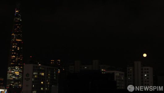 [서울=뉴스핌] 이호형 기자 = 올해 가장 큰 보름달 '슈퍼 블루문'이 31일 오후 서울 하늘에 떴다. 슈퍼블루문은 한국시간 기준 오후 7시29분에 떠서 다음날 오전 7시1분에 진다. 가장 멀리있는 보름달에 비해 14% 크고 30% 더 밝다. 다음 슈퍼블루문은14년 뒤 2037년 1월31일에 나타난다. 오후 8시 11분 경 잠실 상공에 모습 드러낸 슈퍼블루문  2023.08.31 leemario@newspim.com