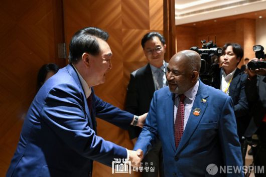 [서울=뉴스핌]윤석열 대통령이 9일(현지시간) 뉴델리 바라트 만다팜 국제컨벤션센터에서 열린 한-코모로 정상회담에서 아잘리 아수마니 코모로 대통령과 악수하고 있다.[사진=대통령실] 2023.09.09 photo@newspim.com