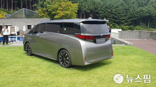 [서울=뉴스핌] 채송무 기자 = 토요타의 프리미엄 미니밴 알파드. 2023.09.21 dedanhi@newspim.com