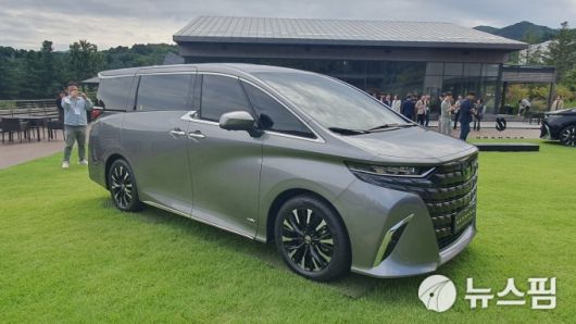 [서울=뉴스핌] 채송무 기자 =토요타의 프리미엄 미니밴 알파드.  2023.09.21 dedanhi@newspim.com