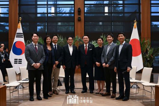 [서울=뉴스핌]   윤석열 대통령과  기시다 후미오 일본 총리가 17일(현지시간) 캘리포니아주 스탠퍼드대학교 후버연구소에서 열린 한일 스타트업 간담회에서 참석자들과 기념촬영을 하고 있다. [사진=대통령실] 2023.11.18 photo@newspim.com