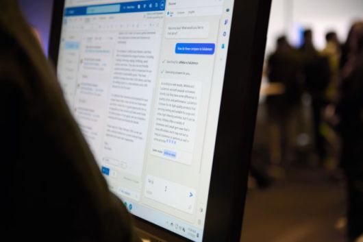 미국 워싱턴주 리치먼드의 마이크로소프트(MS) 본사에서 인공지능(AI) 챗봇이 탑재된 검색엔진 빙(Bing)을 체험해보는 시민. 2023.02.07 [사진=블룸버그]