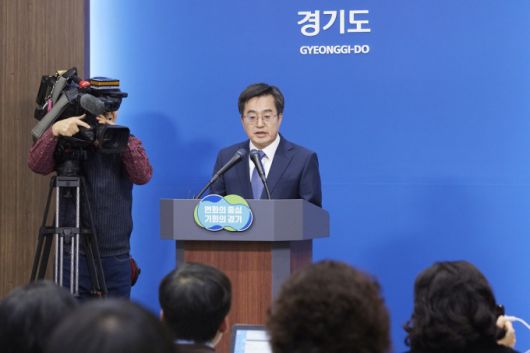 김동연 경기도지사는 4일 오후 2시53분 경기도청 압수수색 관련 기자회견을 갖고 "경기도지사로서 강력한 유감과 경고를 표한다. 검찰의 이와 같은 수사는 과잉수사, 괴롭히기 수사, 정치 수사"라고 강력하게 비판했다. [사진=경기도]