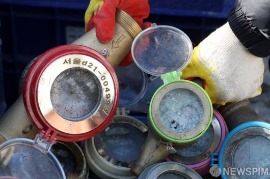 [서울=뉴스핌] 정일구 기자 = 서울 종로구 중부수도사업소 효자가압장에서 관계자가 동파된 수도계량기를 정리하고 있다. 2023.01.24 mironj19@newspim.com