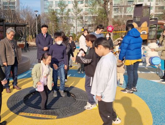 최종현 경기도의회 보건복지위원장은 지난 5일 매여울·매화어린이공원 리모델링 준공식에 참석해 공사 관계자들에게 감사를 전하고 주민들에게 그동안 과정을 설명하는 소통의 시간을 가졌다. [사진=최종현 경기도의원실]