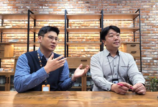 5일 서울 강남구 GS리테일 본사에서 (왼쪽부터) 강병희 GS리테일 MD(상품개발)지원팀 매니저와 김영진 GS리테일 상품개발전략팀 팀장이 뉴스핌과 만나 인터뷰를 진행하고 있다.[사진=GS리테일]