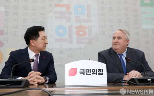[서울=뉴스핌] 이형석 기자 = 김기현 국민의힘 대표(왼쪽)와 인요한 혁신위원장이 6일 국회 당대표실에서 만나 대화하고 있다. 2023.12.06 leehs@newspim.com