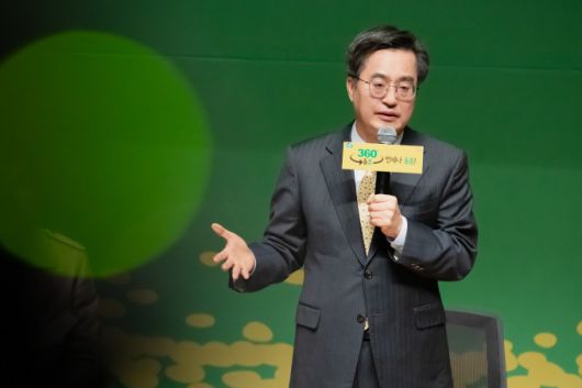 김동연 경기도지사는 6일 경기도청에서 아동, 부모, 돌봄교사 등 500여 명이 함께한 가운데 제5차 인구톡톡위원회를 열고 이런 내용을 담은 '언제나 돌봄' 추진계획에 대해 논의했다. [사진=경기도]