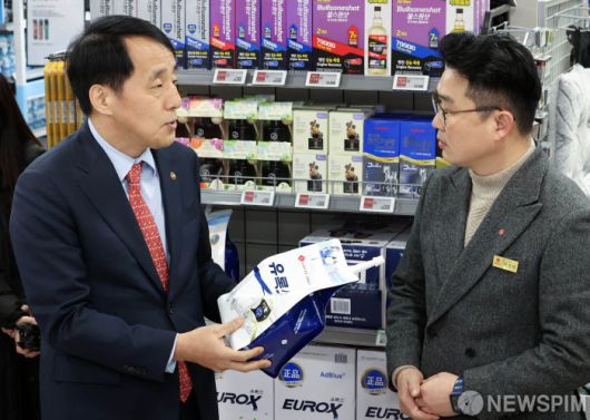 [서울=뉴스핌] 이호형 기자 = 장영진 산업통상자원부 제1차관(왼쪽)이 6일   오후 서울 잠실 롯데마트 월드타워점에서 요소수 공급 현장점검을 하고 있다. 2023.12.06 leemario@newspim.com