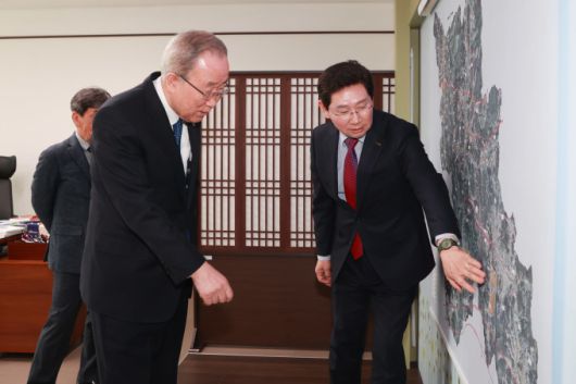 이상일 용인특례시장이 시장실에서 반기문 전 UN사무총장과 환담을 나누며 용인시의 비전에 대해 설명하고 있다.[사진=용인시]