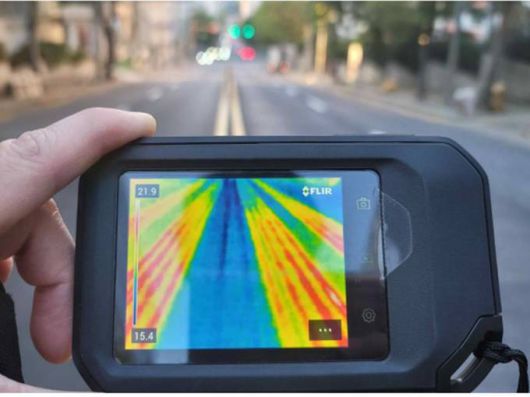 서초구 관계자가 도로열선이 잘 작용되고 있나 온도감지 카메라로 점검하고 잇다. [서초구 제공]