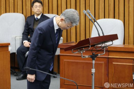 [서울=뉴스핌] 이형석 기자 = 조희대 대법원장 후보자가 5일 오전 서울 여의도 국회에서 열린 인사청문회에서 모두발언을 앞두고 허리숙여 인사하고 있다. 2023.12.05 leehs@newspim.com