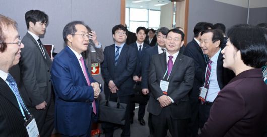 6일 대구 엑스코에서 개최된 국내 최대 물 축제인 '대한민국 국제물주간 2023' 행사에서 홍준표 시장이 참가국 관계자들과 환담을 나누고 있다.[사진=대구시]2023.12.06 nulcheon@newspim.com