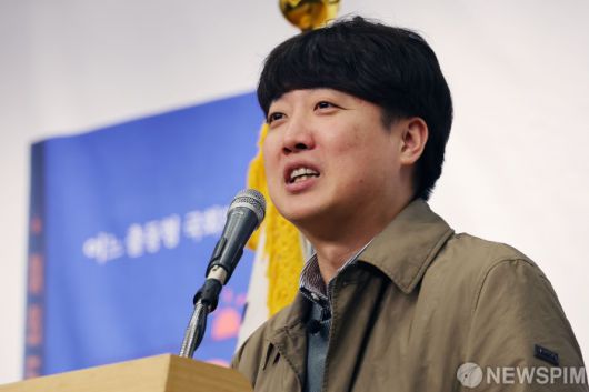 [서울=뉴스핌] 이형석 기자 = 이준석 국민의힘 전 대표가 20일 오후 서울 여의도 국회 도서관에서 열린 하태경 의원 출판기념회에서 축사를 하고 있다. 2023.11.20 leehs@newspim.com