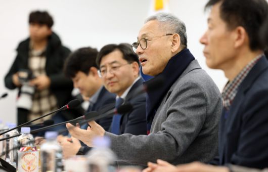 [서울=뉴스핌] 양진영 기자 = 유인촌 문화체육관광부 장관이 15일 서울 종로구 국립현대미술관 서울관에서 국내 온라인동영상서비스(OTT) 관계자를 만나 온라인동영상서비스(OTT) 콘텐츠 산업 진흥과 지원방안에 대해 논의하고 있다. [사진=문화체육관광부] 2023.12.15 jyyang@newspim.com