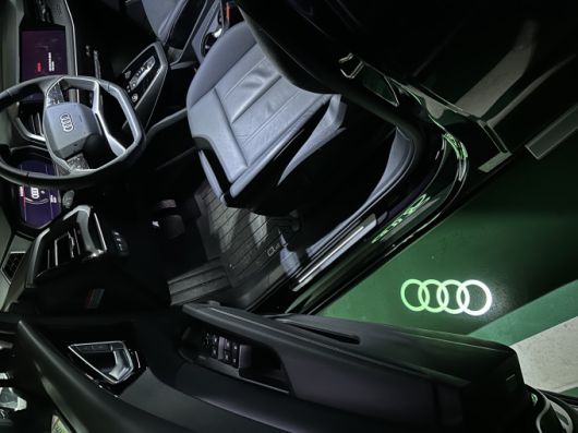 승하차 시 바닥에 비춰주는 아우디 로고 [사진= 정승원 기자]