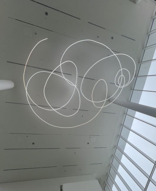 [서울 뉴스핌] 솔올미술관 로비 천정에 설치된 폰타나의 네온 작업. 제9회 밀라노 트리엔날레(1951년)에 선보인 작품을 이번 전시를 위해 재제작했다. 밀라노 루치오 폰타나 재단 [사진=이영란 기자] 2024.02.20 art29@newspim.com