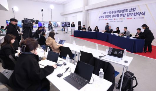 [서울=뉴스핌] 이지은 기자 = 사진 왼쪽부터 박태훈 왓챠 대표, 정현주 엘지유플러스 센터장(전무), 최주희 티빙 대표, 유인촌 문체부 장관, 이태현 콘텐츠웨이브 대표, 김성한 쿠팡플레이 대표, 조현래 한국콘텐츠진흥원 원장 [사진=문체부] 2024.02.28 alice09@newspim.com