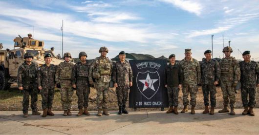 윌러드 벌러슨(왼쪽 여덟번째) 주한 미 8군사령관이 2023년 11월 박안수(여섯번째) 육군참모총장, 강신철 (일곱번째) 한미연합사 부사령관 등과 함께 한미 군사동맹의 상징인 한미연합사단(주한 미 2사단) 훈련장을 찾아 기념사진을 찍고 있다. [사진=8군사령부]