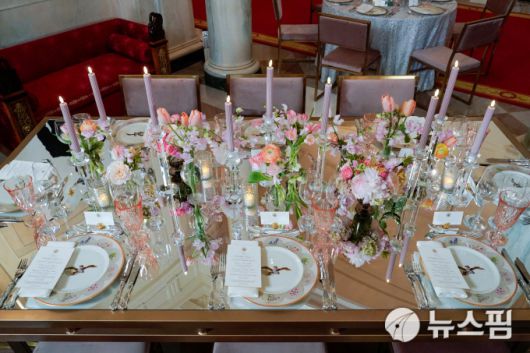 질 바이든 여사가 소개한 '활기찬 봄 정운' 콘셉트의 만찬 테이블 장식 [사진=로이터 뉴스핌] 2024.04.10 kwonjiun@newspim.com