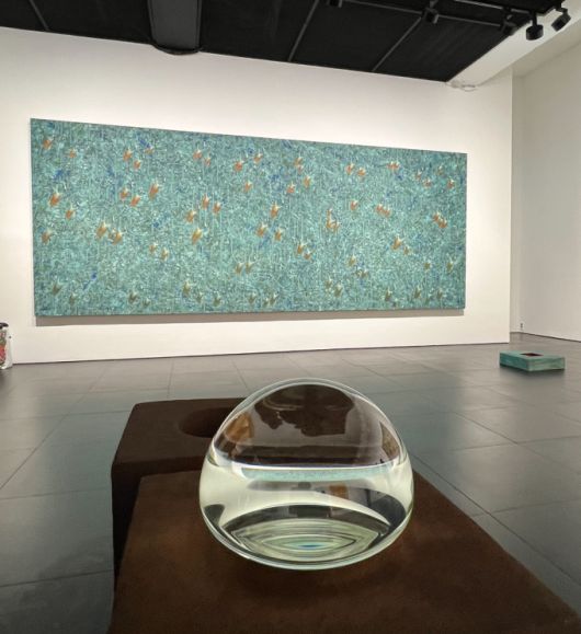 [서울=뉴스핌]이영란 편집위원/미술전문기자= 김창열 화백의 '물방울' 유리 입체작품 '의식'.1993, 2024.04.25 art29@newspim.com