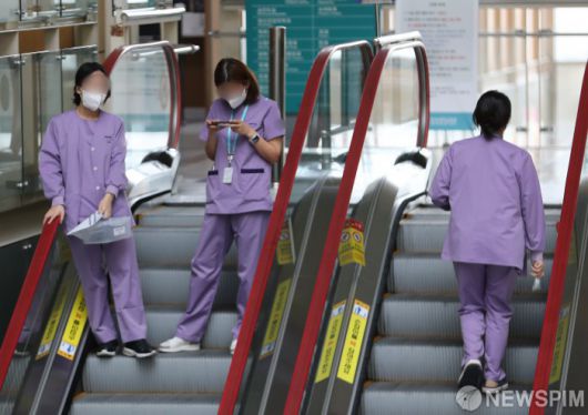 [서울=뉴스핌] 최지환 기자 = 정부가 전공의에 제시한 의료현장 복귀시한인 29일 서울의 한 대학병원에서 의료진이 이동하고 있다.  2024.02.29 choipix16@newspim.com