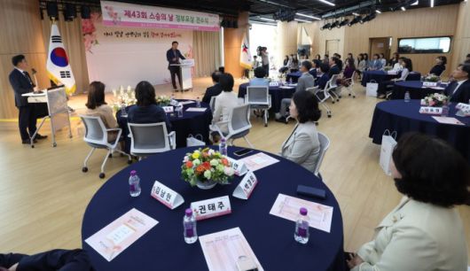 임태희 경기도교육감은 남부청사에서 진행된 '제43회 스승의 날 정부포상 및 표창장 전수식'에 참석했다. [사진=경기도교육청]