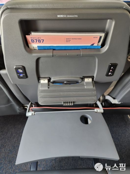 에어재팬은 접이식 탁자 위에 스마트폰 거치대를 별도로 장만했다. USB와 C타입 충전기 포트도 갖췄다. 2024.6.22 [사진=이영태 여행선임기자]