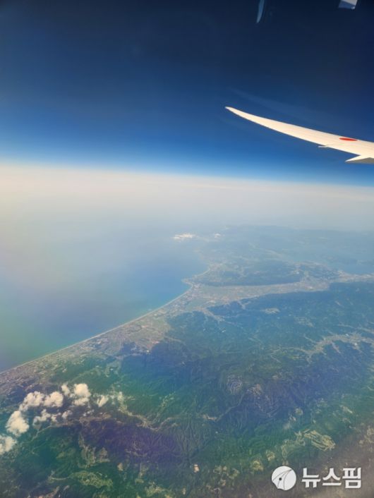 비행기 창밖으로 모습을 드러내는 일본 열도. 2024.6.22 [사진=이영태 여행선임기자]