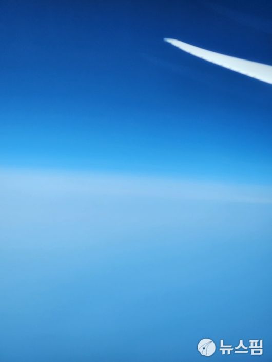 비행기 창밖으로 보이는 탁트인 동해바다와 하늘이 모두 파랗다. 2024.6.22 [사진=이영태 여행선임기자]