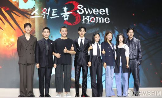 [서울=뉴스핌] 최지환 기자 = 배우 김무열(왼쪽부터), 오정세, 유오성, 진영, 고민시, 이시영, 김시아, 이진욱이 17일 오전 서울 종로구 JW메리어트동대문스퀘어서울에서 열린 넷플릭스 시리즈 '스위트홈' 시즌3 제작발표회에서 포즈를 취하고 있다. '스위트홈'의 피날레인 이번 시즌3은 오는 19일 공개 예정이다. 2024.07.17 choipix16@newspim.com