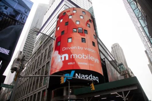 나스닥 전광판의 모빌아이 글로벌 로고 [사진=블룸버그]