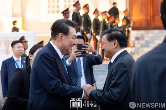 [서울=뉴스핌]  윤석열 대통령이 10일(현지시간) 라오스 비엔티안 주석궁에서 한·라오스 소인수 및 확대회담을 마치고 떠나기 전 통룬 시술릿 라오스 국가주석과  악수하고 있다..[사진=대통령실 ] 2024.10.10 photo@newspim.com