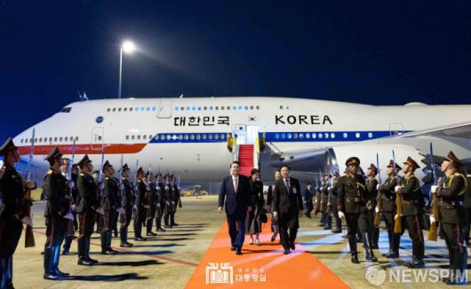 [서울=뉴스핌] 윤석열 대통령과 부인 김건희 여사가 9일(현지시각) 라오스 비엔티안 왓타이 국제공항에 도착해  차량으로 이동하고 있다.[사진=대통령실 ] 2024.10.10 photo@newspim.com