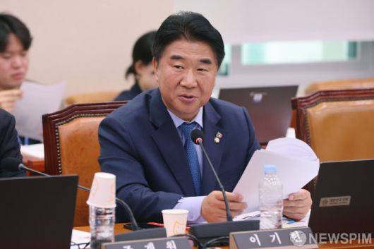 [서울=뉴스핌] 이형석 기자 = 이기헌 더불어민주당 의원이 18일 오전 서울 여의도 국회에서 열린 문화체육관광위원회의 국립중앙박물관, 국립중앙도서관, 국립민속박물관, 대한민국역사박물관, 국립한글박물관 등 국정감사에서 질의를 하고 있다. 2024.10.18 leehs@newspim.com