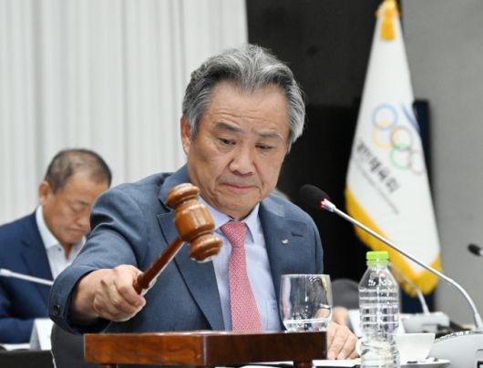 [서울=뉴스핌] 장환수 스포츠전문기자= 이기흥 대한체육회장이 7월 4일 임시 대의원 총회에서 체육단체장 연임 제한 규정 삭제를 골자로 한 정관 개정안을 가결하고 있다. [사진=대한체육회] 2024.07.04 zangpabo@newspim.com