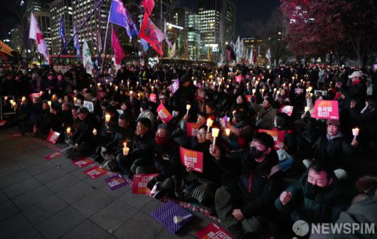 [서울=뉴스핌] 최지환 기자 = 4일 오후 서울 종로구 동화면세점 앞에서 시민들이 윤석열 대통령의 퇴진을 촉구하는 촛불집회를 열고 있다. 2024.12.04 choipix16@newspim.com