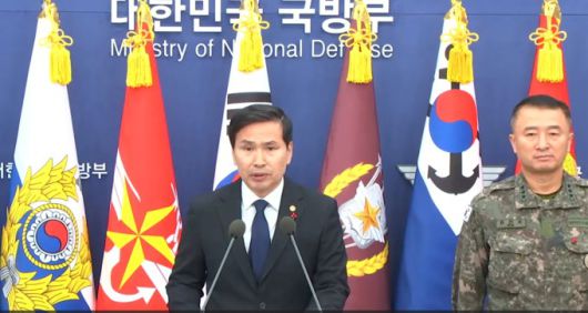 김선호 국방부 장관 직무대행이 6일 오후 1시 30분 국방부 청사 1층 브리핑룸에서 '비상계엄 관련 국방부 입장'을 발표하고 있다. [사진=e브리핑]