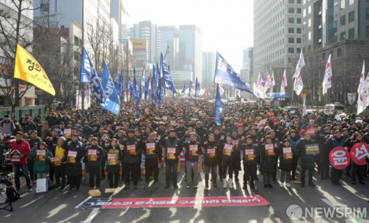 [서울=뉴스핌] 최지환 기자 = 윤석열 즉각 퇴진·사회대개혁 비상행동을 비롯한 노동시민단체 관계자들이 12일 오후 서울 중구 세종대로 일대에서 열린 '내란주범 윤석열 즉각 탄핵 구속! 내란동조 국민의힘 해체! 노동자 시민대회'를 열고 있다. 2024.12.12 choipix16@newspim.com