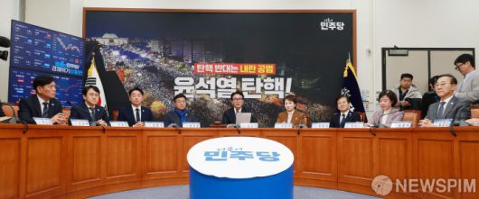 [서울=뉴스핌] 이형석 기자 = 김민석 더불어민주당 12.3 윤석열 내란사태 특별대책위원장이 12일 오전 서울 여의도 국회에서 윤석열 대통령 기자회견 관련 입장발표를 하고 있다. 2024.12.12 leehs@newspim.com