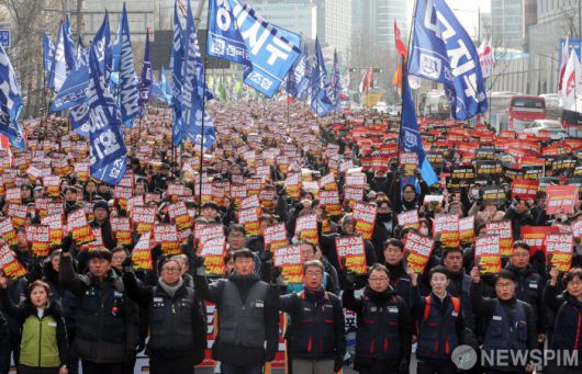 [서울=뉴스핌] 최지환 기자 = 윤석열 즉각 퇴진·사회대개혁 비상행동을 비롯한 노동시민단체 관계자들이 12일 오후 서울 중구 세종대로 일대에서 열린 '내란주범 윤석열 즉각 탄핵 구속! 내란동조 국민의힘 해체! 노동자 시민대회'를 열고 있다. 2024.12.12 choipix16@newspim.com
