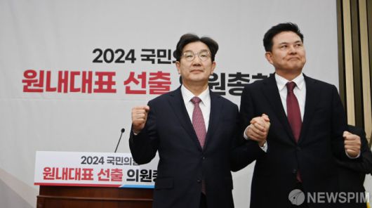 [서울=뉴스핌] 이형석 기자 = 권성동 국민의힘 의원이 12일 오전 서울 여의도 국회에서 열린 원내대표 선출 의원총회에서 당선된 뒤 김태호 의원과 기념사진을 찍고 있다. 2024.12.12 leehs@newspim.com